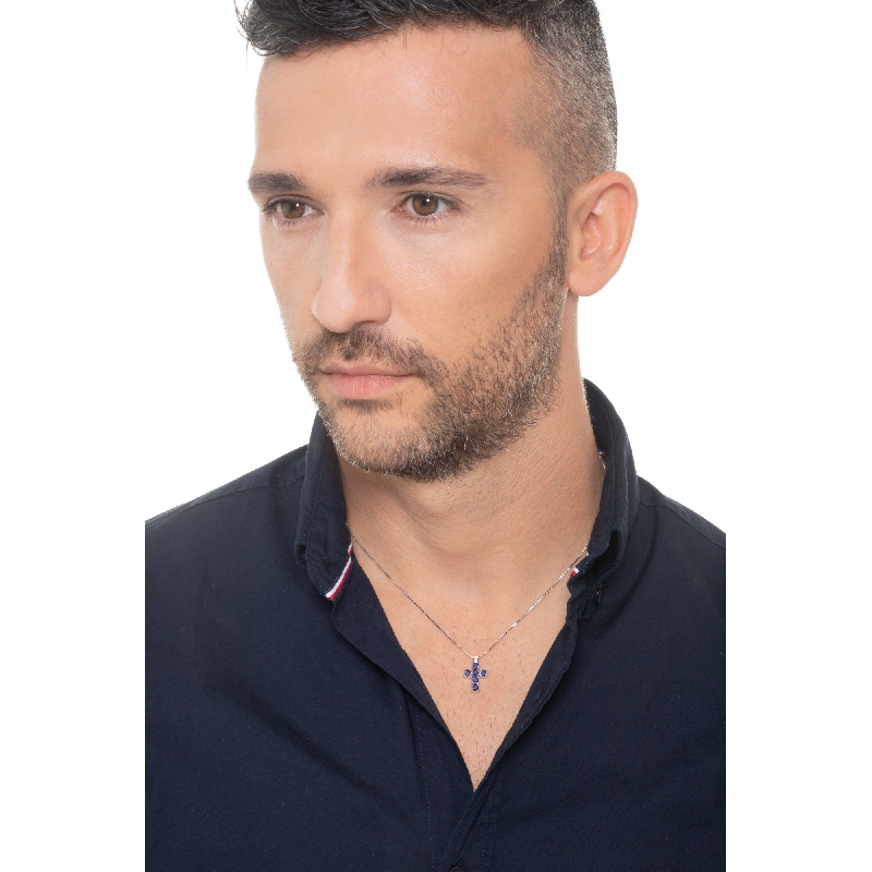 Collana con pendente a croce in oro bianco 18k con zaffiri blu, 50 cm