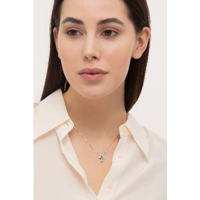 Necklace with cross pendant with emeralds and diamonds