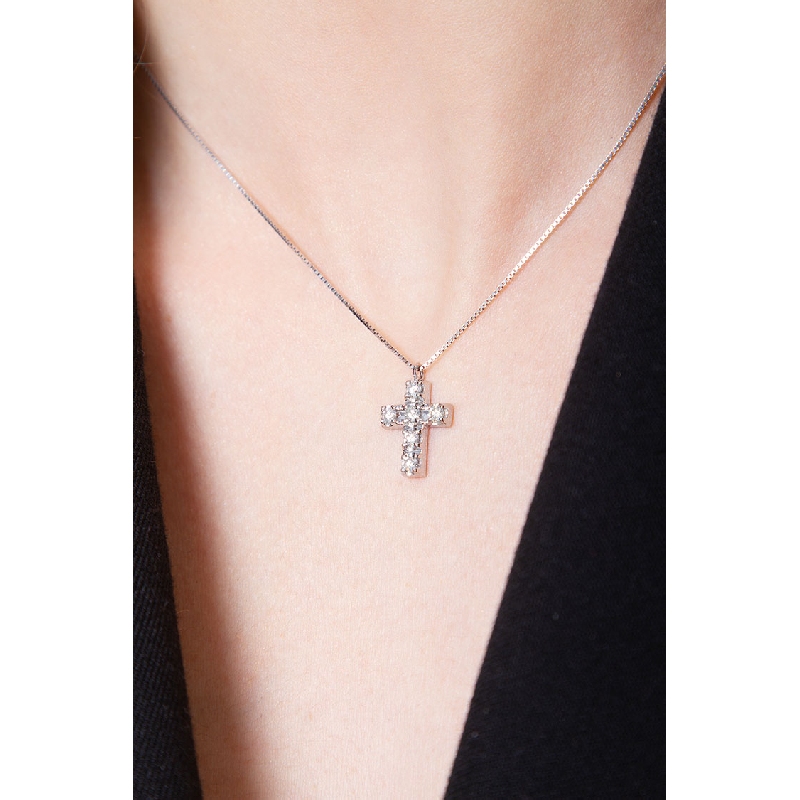 Cross pendant with 6 round cut diamonds