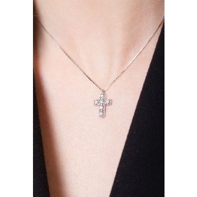Cross pendant with 6 round cut diamonds