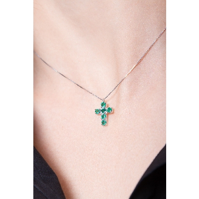 Cross pendant with 6 emeralds