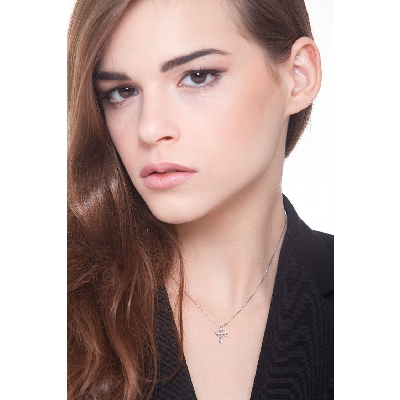 Cross pendant with 6 diamonds