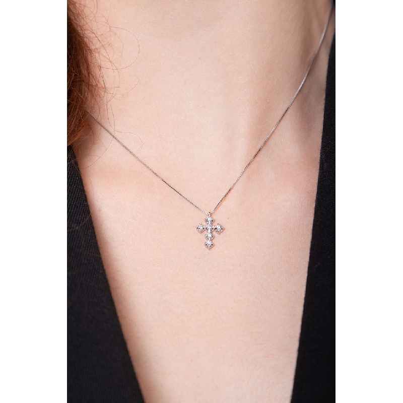 Cross pendant with 6 diamonds