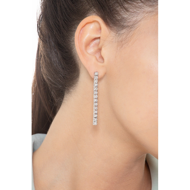 Bar stud earrings in 18k white gold with diamonds