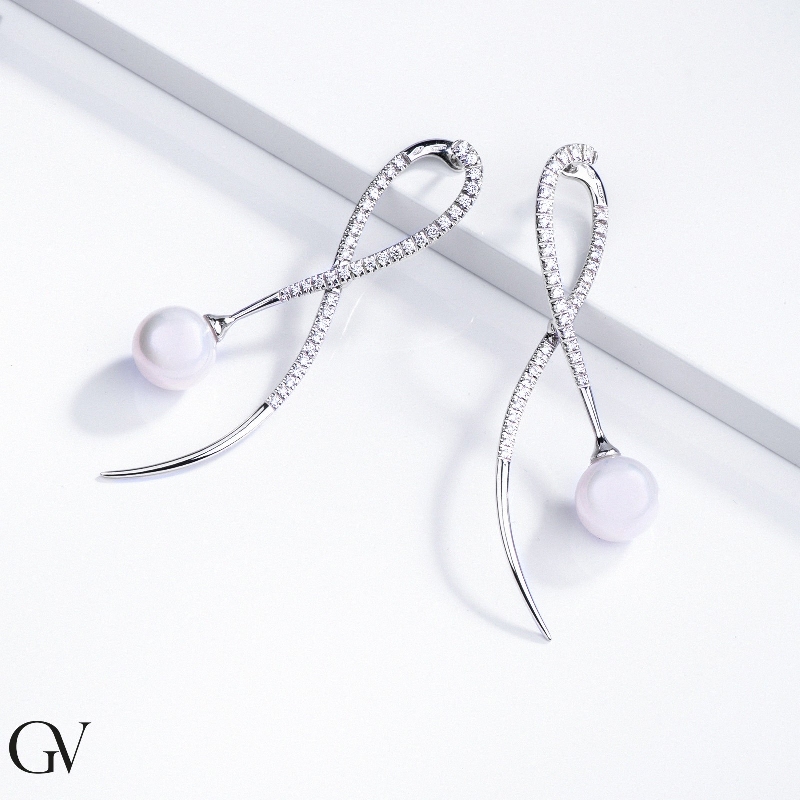 Orecchini pendenti con perla e diamanti in oro bianco 750