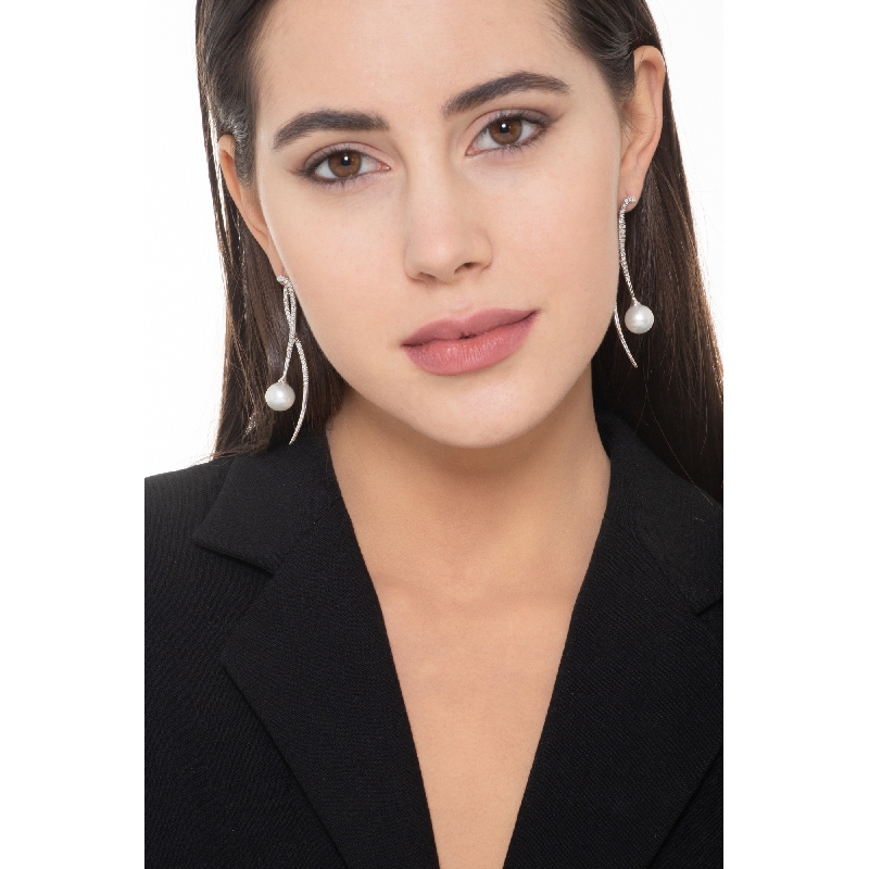 Orecchini pendenti con perla e diamanti in oro bianco 750