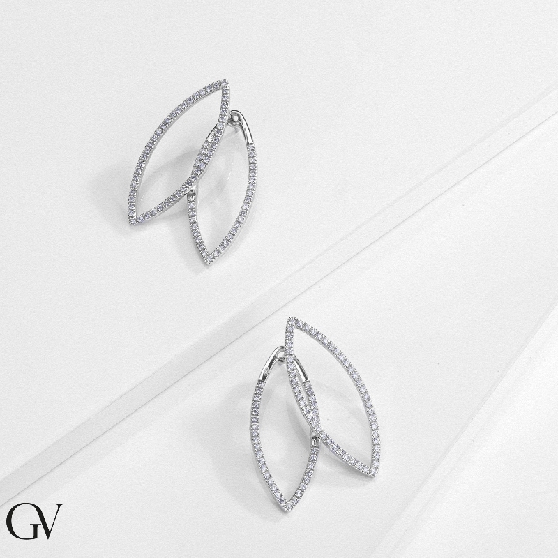 Orecchini pendenti particolari in oro bianco e diamanti