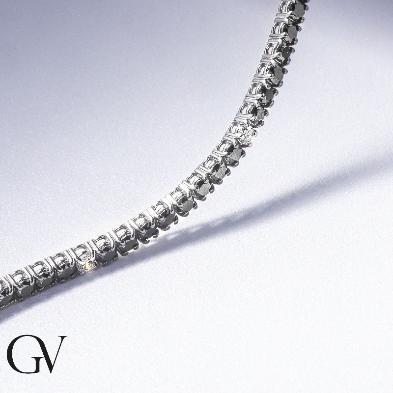 Tennis bracelet with black and white diamonds