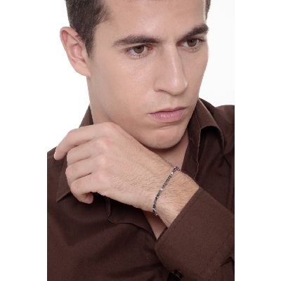 Tennis bracelet with black and white diamonds