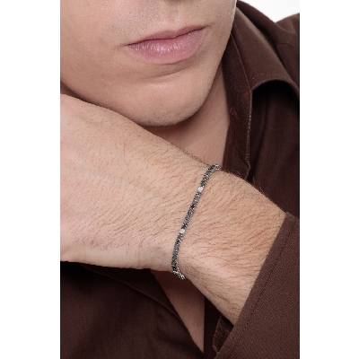 Tennis bracelet with black and white diamonds