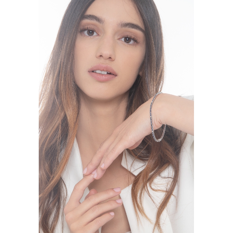 Tennis bracelet with blue sapphires and round cut diamonds in 18k white gold