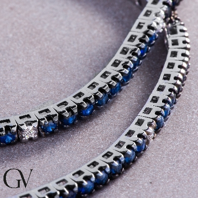Tennis bracelet with burnished top, sapphires and diamonds