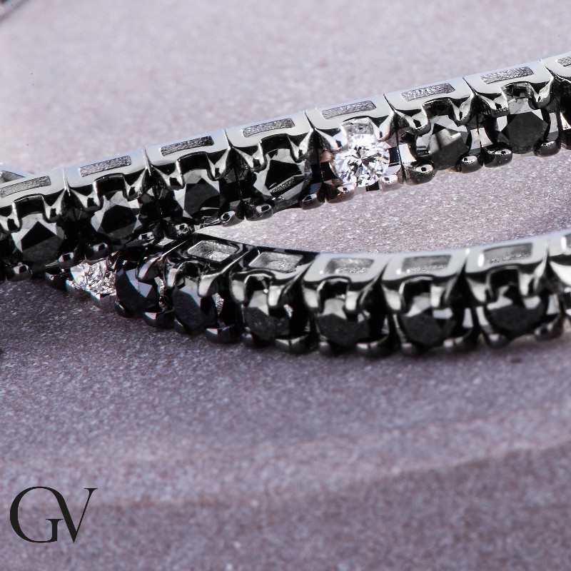 Pyramid top tennis bracelet with black and white round cut diamonds