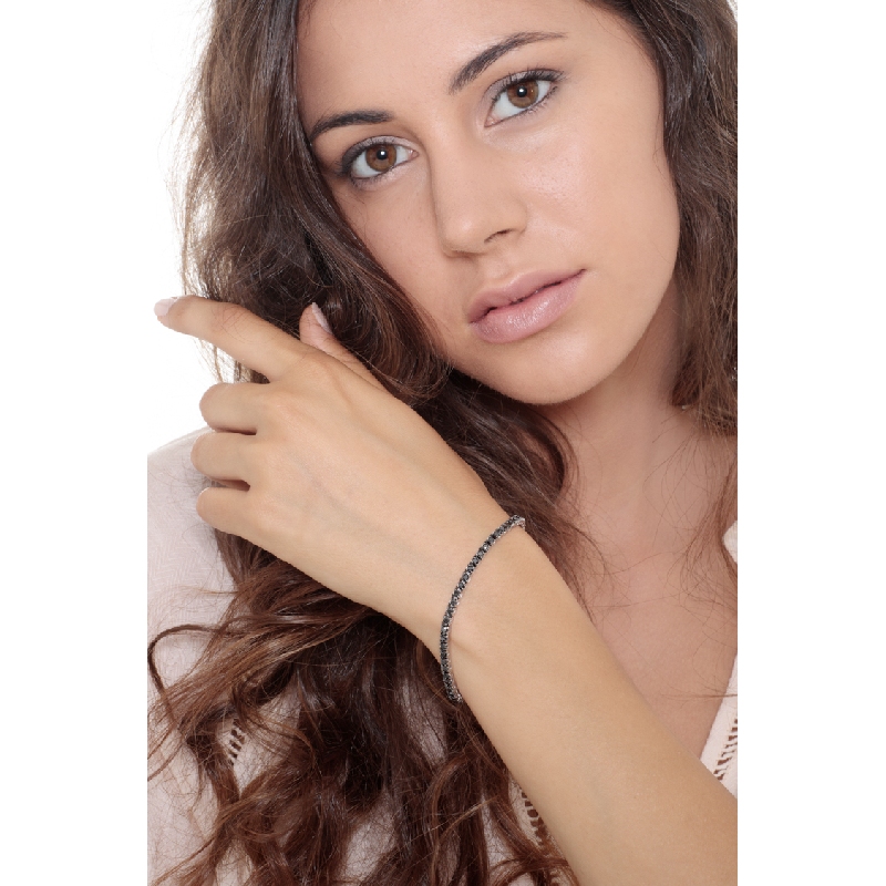 Pyramid tennis bracelet in white gold with black diamonds and burnished tips 