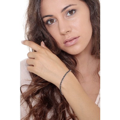 Pyramid tennis bracelet in white gold with black diamonds and burnished tips 