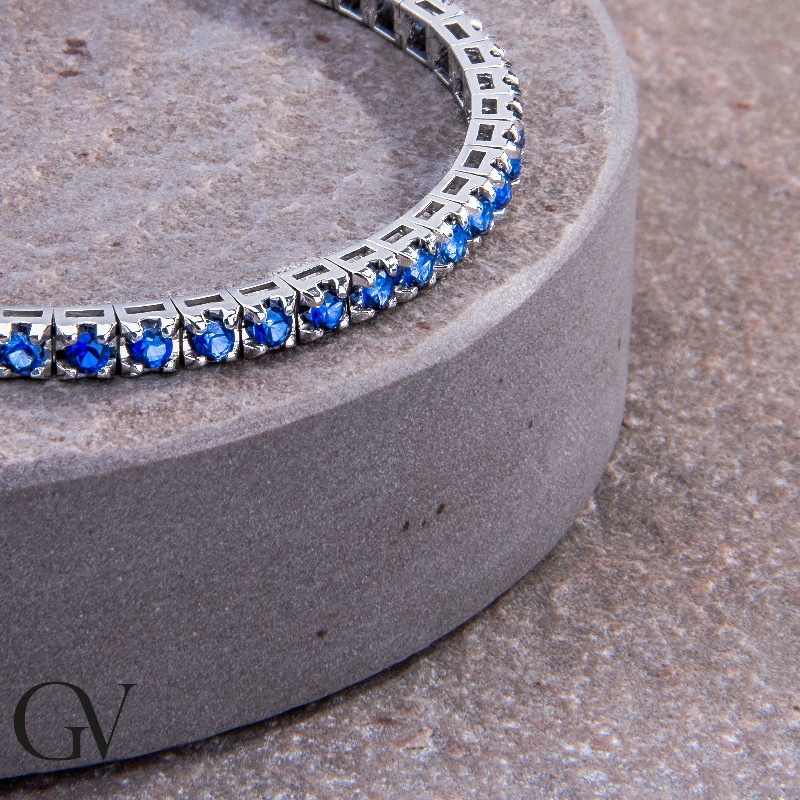 Tennis bracelet in 18k white gold with blue sapphires