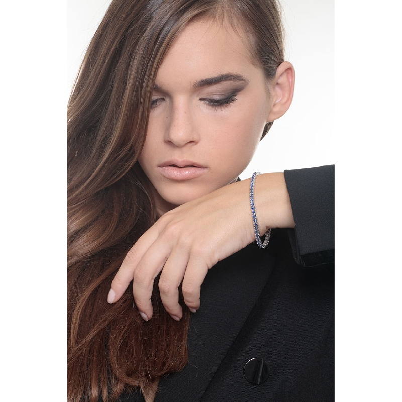 Tennis bracelet in 18k white gold with blue sapphires
