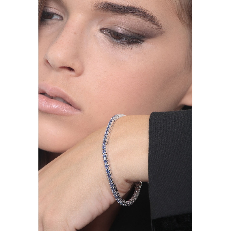 Tennis bracelet in 18k white gold with blue sapphires