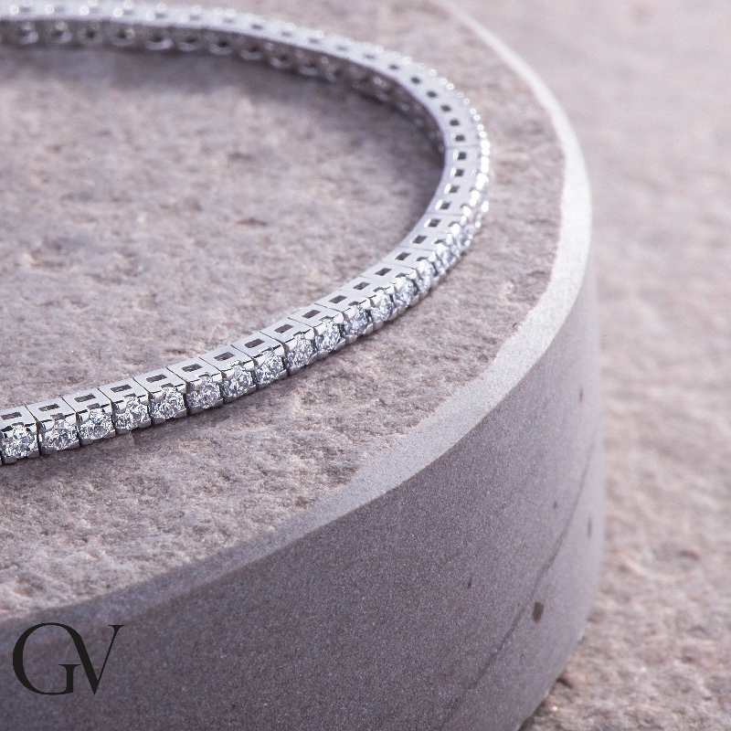 Tennis bracelet with diamonds