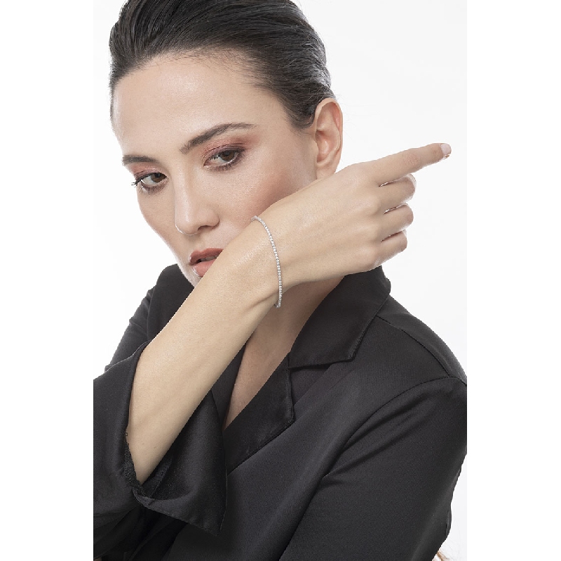 Tennis bracelet with diamonds