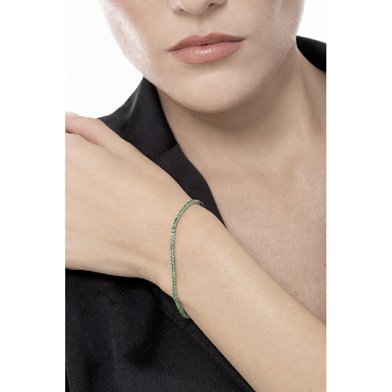 18k white gold tennis bracelet with round cut emeralds