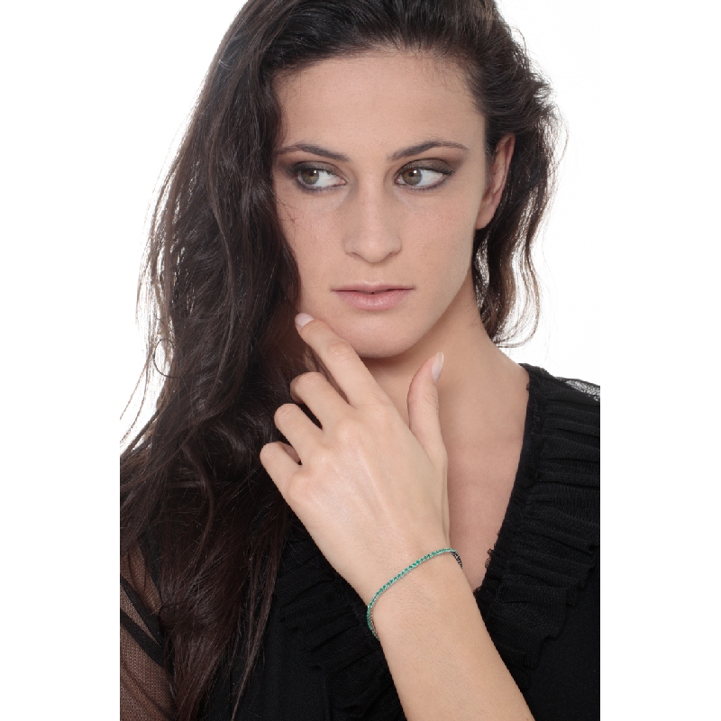 Emerald tennis bracelet in 18k white gold