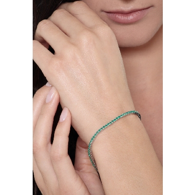 Emerald tennis bracelet in 18k white gold