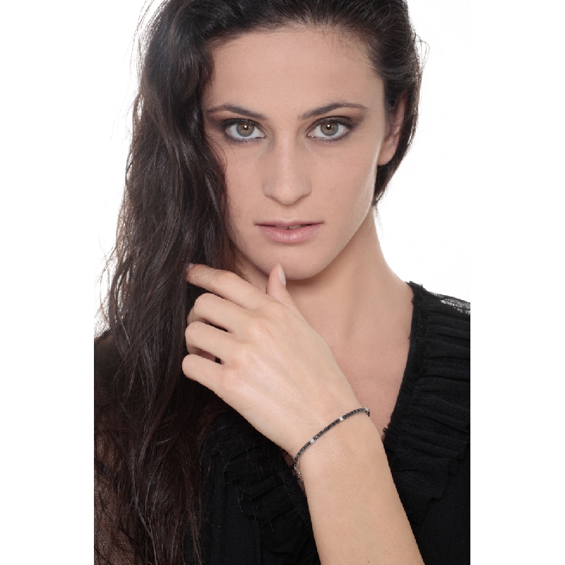 18k white gold tennis bracelet with black and white diamonds and burnished tips