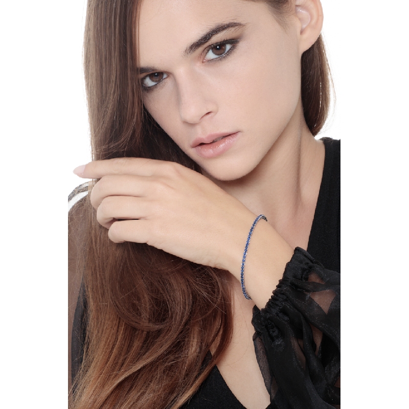 Wire style tennis bracelet with blue sapphires