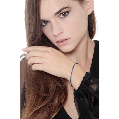 Wire style tennis bracelet with blue sapphires