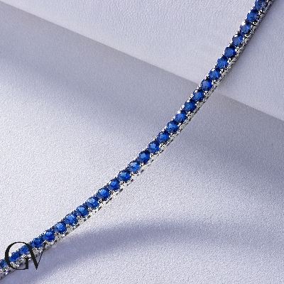 Tennis bracelet in white gold with blue sapphires about 2,75 wide