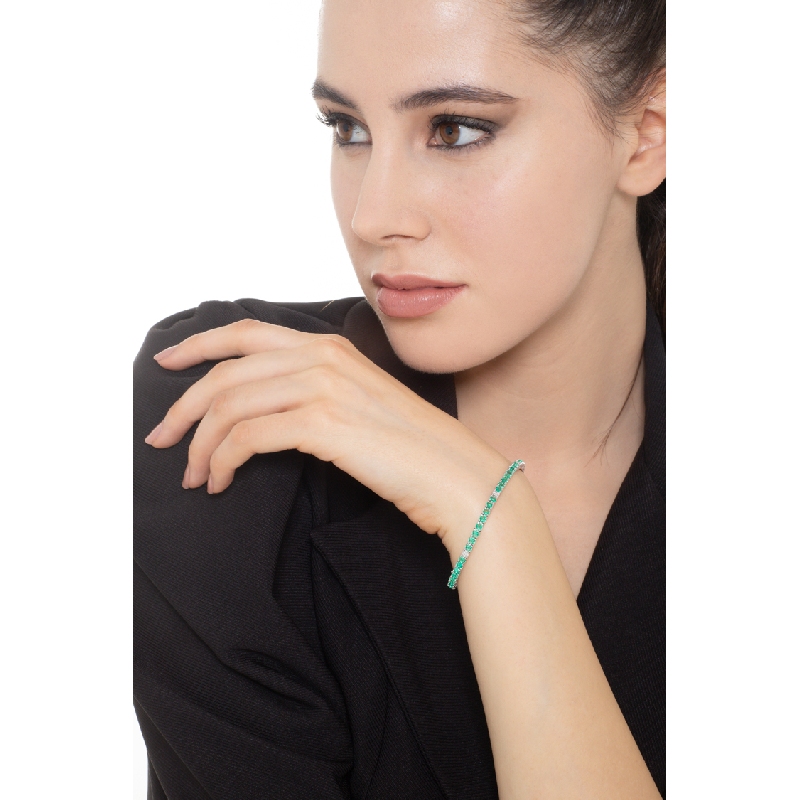 Tennis bracelet with emeralds and diamonds