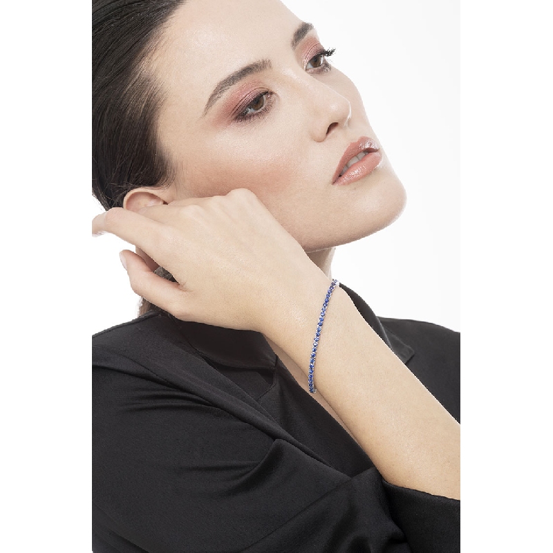 18k white gold tennis bracelet with blue sapphires