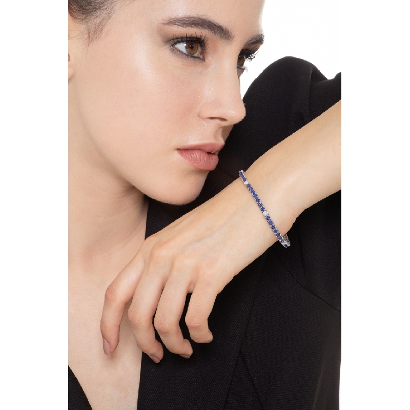 Tennis bracelet with blue sapphires and diamonds 
