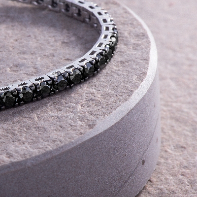 Bracciale Tennis lineare in oro Bianco 18k con diamanti neri e punte brunite