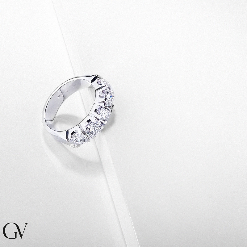 Anello Veretta a 5 pietre in Oro bianco 18k con Diamanti ct. 2,20.