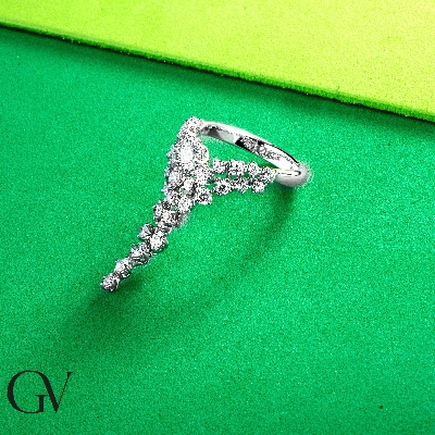 Anello a cascata in oro bianco 18k con diamanti