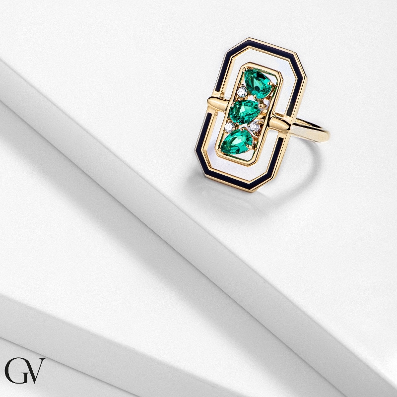 White gold 18k ring with 3 emeralds pear cut and diamonds 