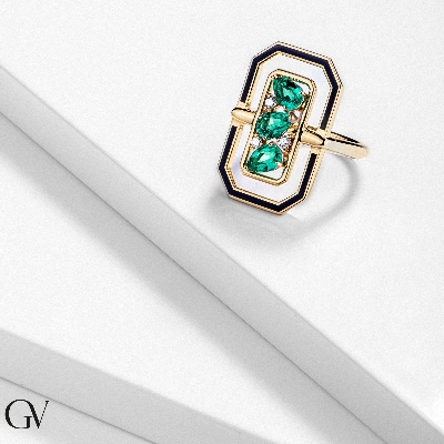 White gold 18k ring with 3 emeralds pear cut and diamonds 