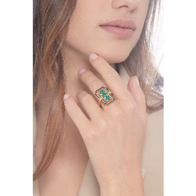 White gold 18k ring with 3 emeralds pear cut and diamonds 