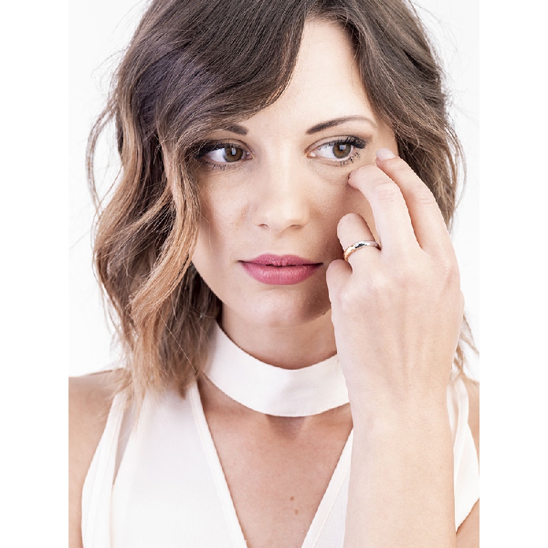 Textured band in 18k rose and white gold with a diamond