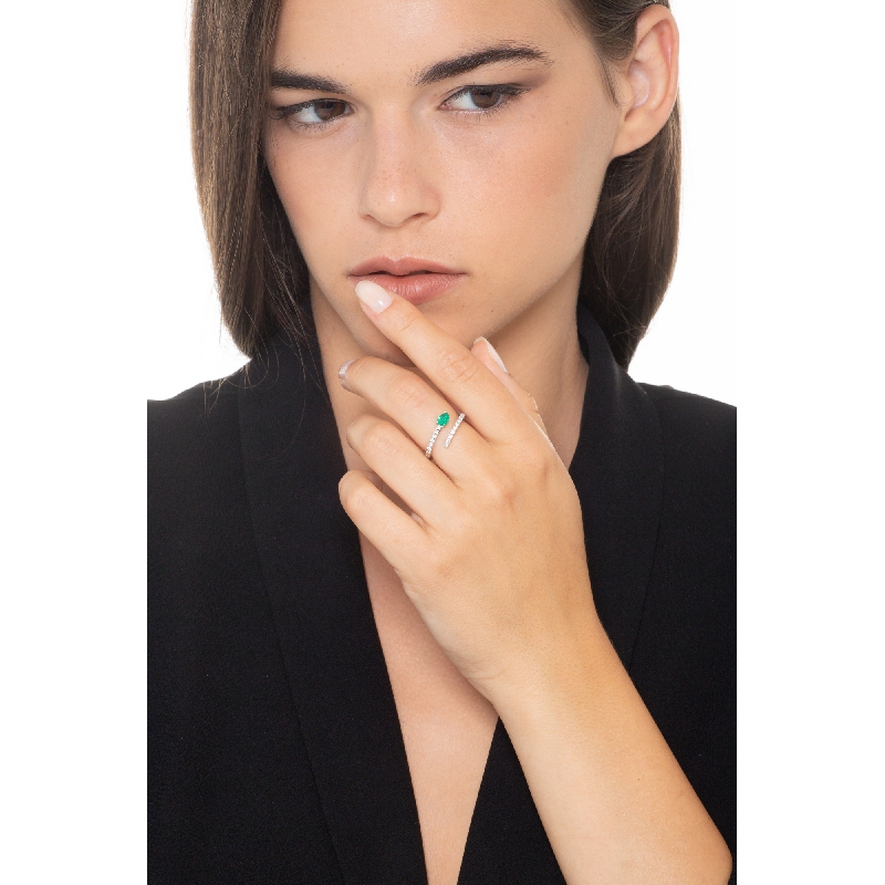 White gold 18k spring ring with emeralds and diamonds 