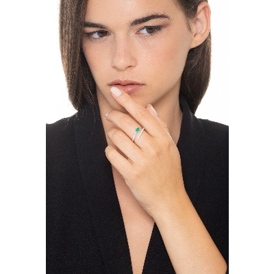 White gold 18k spring ring with emeralds and diamonds 