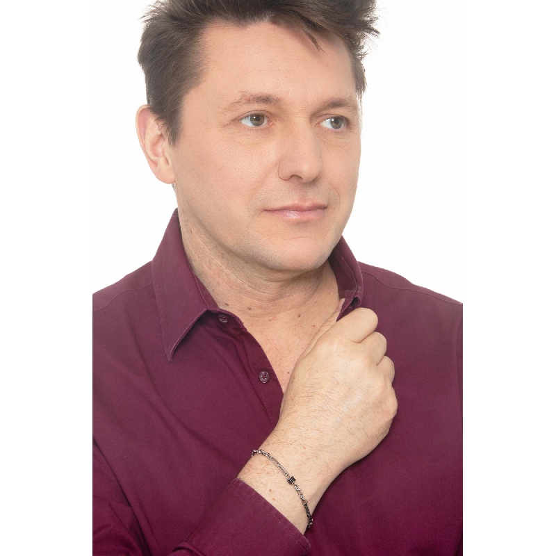 Bracciale in oro bianco 18k con barretta e tondino rivesti in zirconi neri.