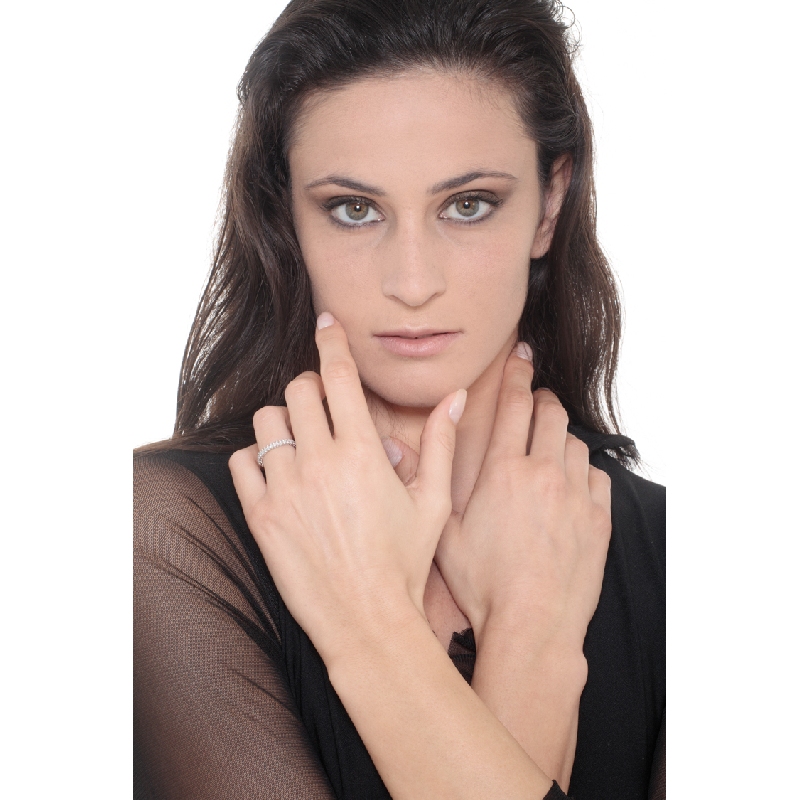 Anello fedina lineare a 2 file in oro bianco 18k con diamanti