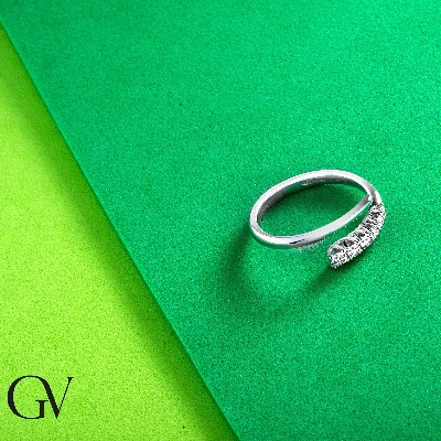 18k white gold curved shank ring with diamonds 