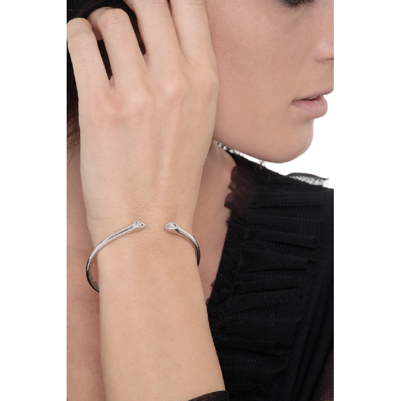 18k white gold rigid bracelet with diamonds in the end