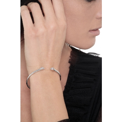 18k white gold rigid bracelet with diamonds in the end