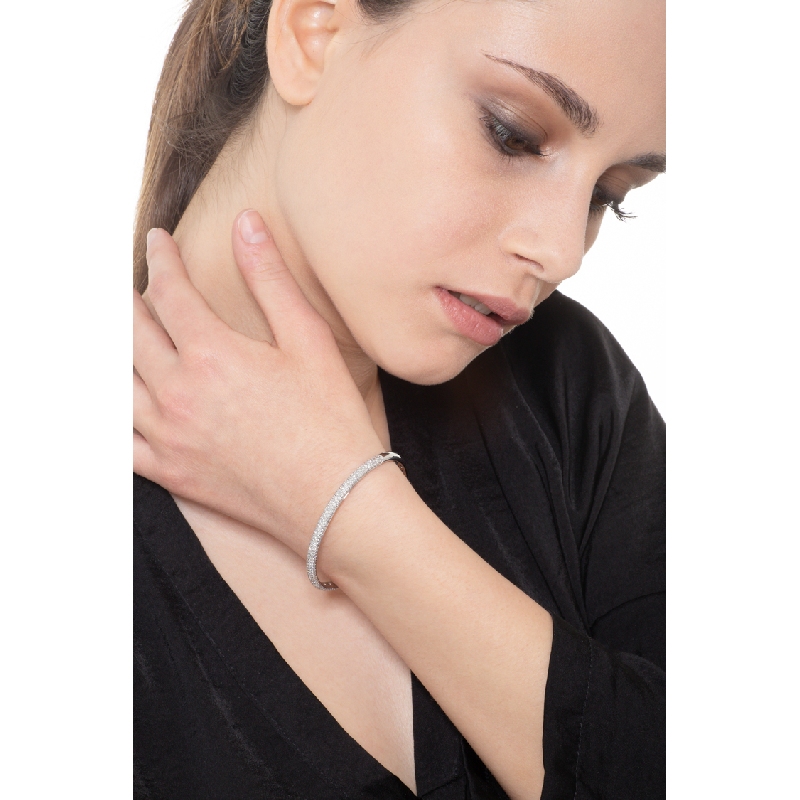 Rigid bracelet in 18k white gold with diamond pavè