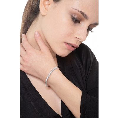 Rigid bracelet in 18k white gold with diamond pavè